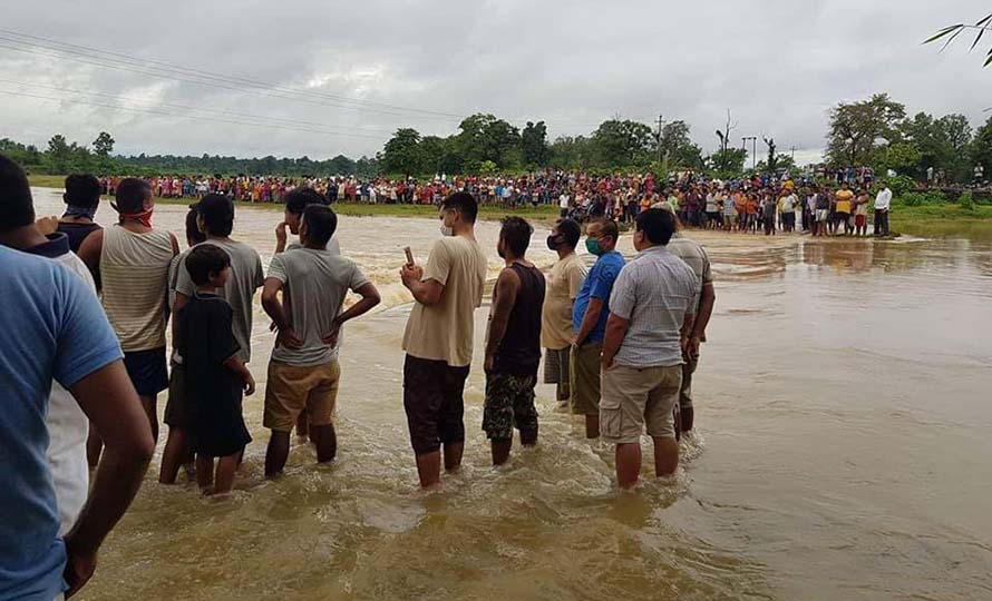 कपिलबस्तुमा बाढीले विद्युत प्राधिकरणको जिप बगायाे