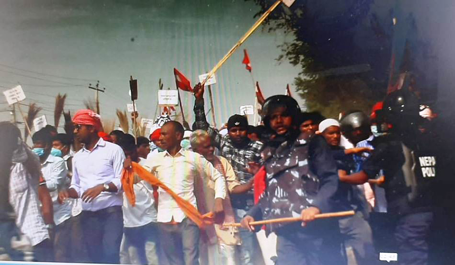 सर्लाहीमा प्रहरी र कांग्रेस कार्यकर्ताकाे झडप, ३१ राउण्ड अश्रु ग्याँस प्रहार