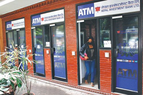 आजदेखि अन्तर बैंक एटीमएम प्रयाेगमा शुल्क लाग्ने