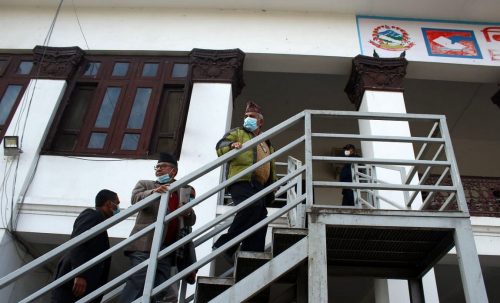 वैधानिकता दावी गर्दै निर्वाचन आयोग पुग्यो नेकपाको प्रचण्ड–नेपाल पक्ष