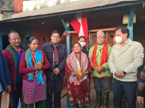 पर्वतमा नेकपाका निर्वाचित जनप्रतिनीधिसहित एक दर्जन बढी नेपाली कांग्रेसमा प्रवेश गरे