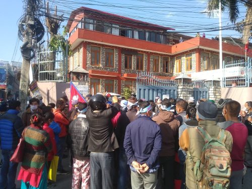 पार्किंङ शुल्ककाे विराेधमा महानगरपालिका अगाडी विरोध प्रदर्शन