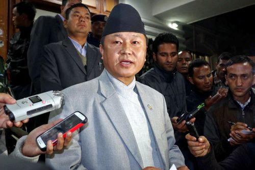 प्रदेश १ मा नेकपा किचलाे : दुबै समूह एक अर्काेलाई निलम्बन र कार्वाहीमा उत्रियाे