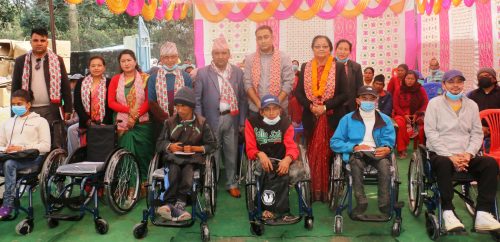 अपाङ्गता भएका व्यक्तीहरूका लागि ह्विलचियर वितरण