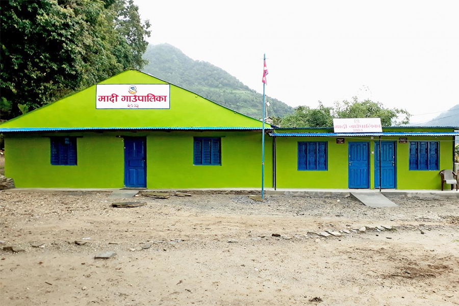 केन्द्र कहाँ राख्ने भन्ने विवादले मादी गाउँपालिकामा तालाबन्दी