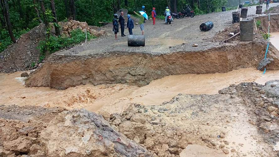 पूर्व पश्चिम राजमार्ग अवरूद्द