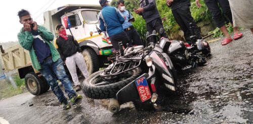कास्कीमा टिप्पर र माेटरसाइकल ठाेक्किँदा २ जनाकाे ज्यान गयाे