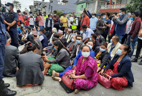 गण्डकी प्रदेश प्रमुखको कार्यालयमा विपक्षी गठबन्धनको धर्ना