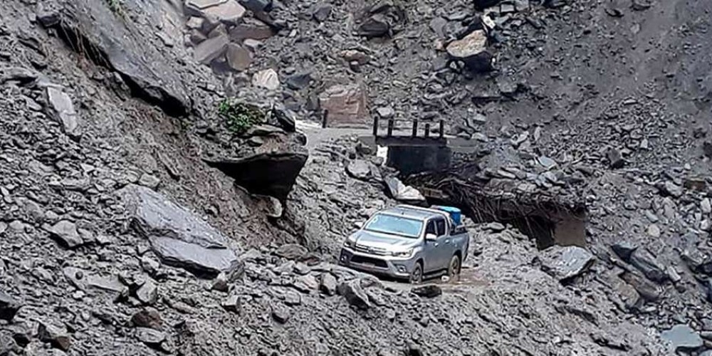 अबिरल बर्षापछि बाढी र पहिराेकाे वितन्डा