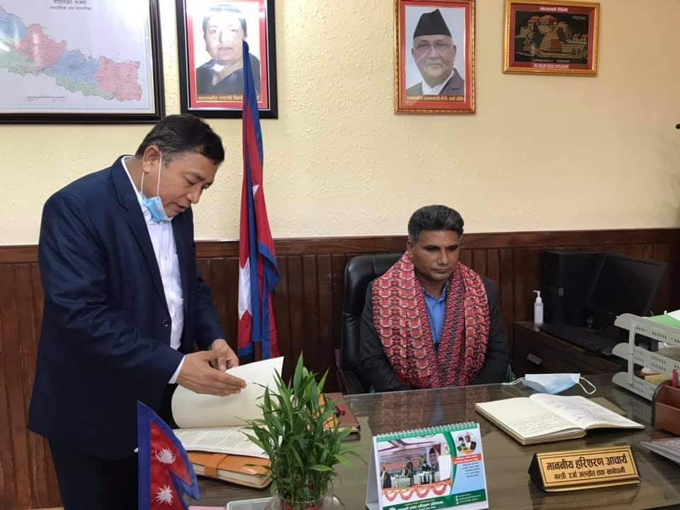 बजेट छलफलअघि मन्त्री आचार्य र मनाङेको पदभार ग्रहण