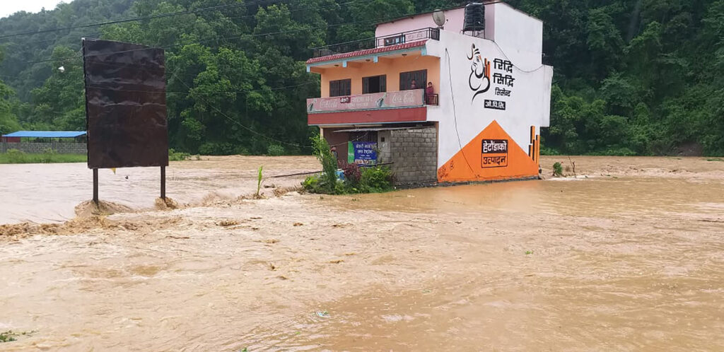 बर्षातको सकस : कतै बाढी पहिरो त कतै डुबान