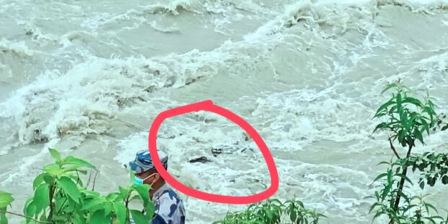 पर्वतमा बाढीले लामा कन्ट्रक्सनको गाडी बगायो, तीन जना बेपत्ता