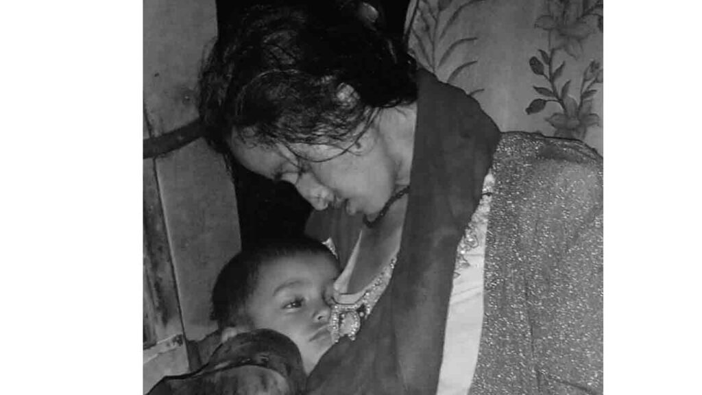 भावुक तस्विरकाे भित्री कथा : बाबु पर्खिरहेका थिए, बसकाे सिटमै आमाकाे प्राण उड्याे, अबाेध बालक राेइरह्याे