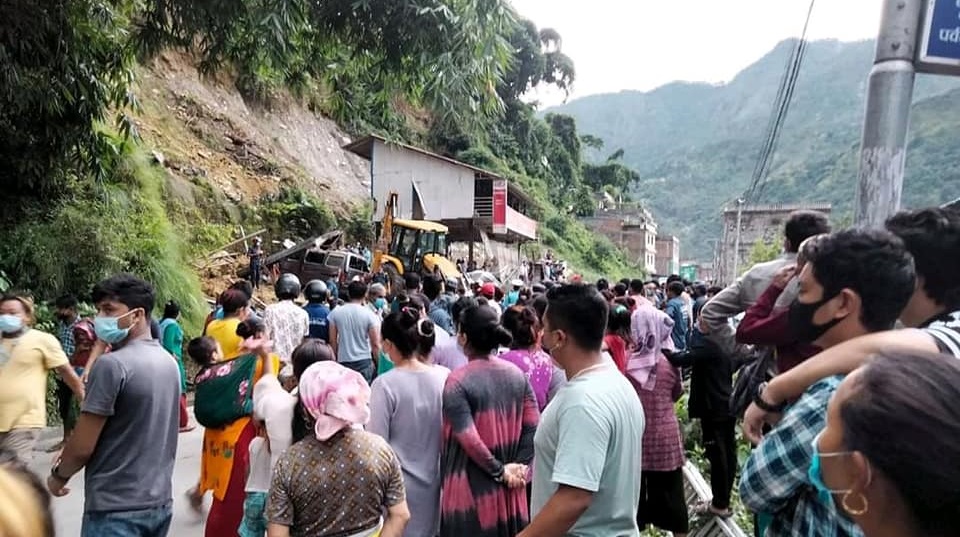 पर्वतमा पहिराेले पुरिएर एक जनाकाे ज्यान गयाे