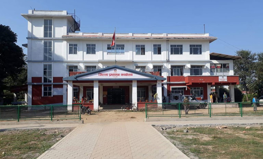 चितवनमा अनाैठाे लकडाउन- पार्टी प्यालेस खुल्ला, सिनेमा हल बन्द