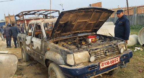 सर्लाहीमा प्रहरीको गाडीमा आगजनी