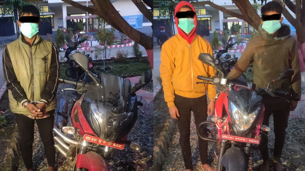 चोरीको दुइटा मोटरसाइकलसहित तीन जना पक्राउ