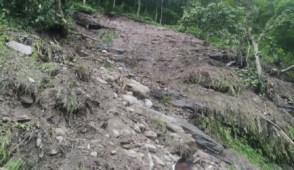 धादिङमा पहिरो : डोजरसहित तीनजना बेपत्ता