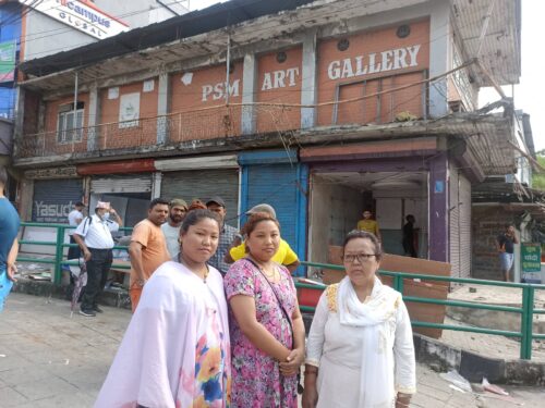 ग्यालरी अघिल्तिर लोलाइरहेका आँखाहरु …!