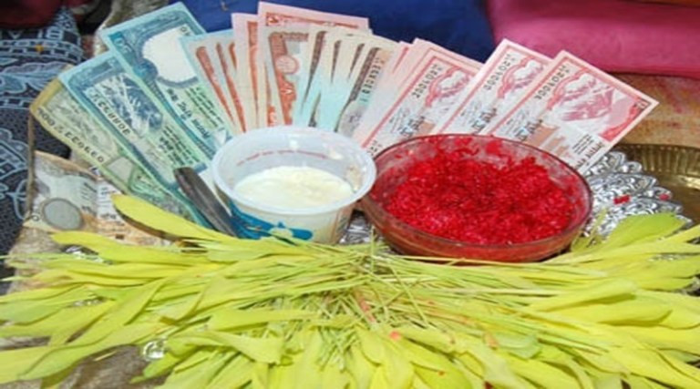 दशैँको टीका लगाउने क्रम आज पनि, झरीले हिँड्न भने समस्या