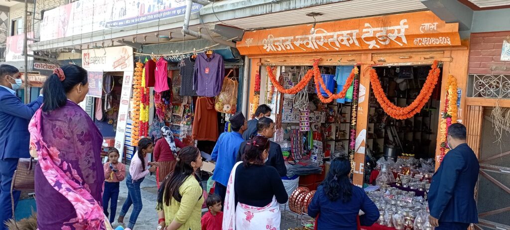 पोखरामा प्लास्टिकका फूल बेच्न रोक