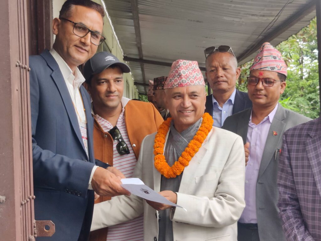 एमालेबाट गण्डकीका प्रस्तावित मुख्यमन्त्री खगराज अधिकारीले दिए उम्मेदवारी