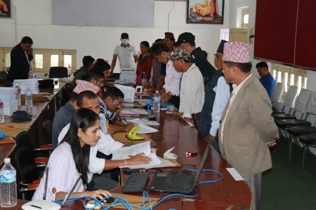 गठबन्धन तोड्दै तनहुँमा एसको उम्मेदवारी दर्ता