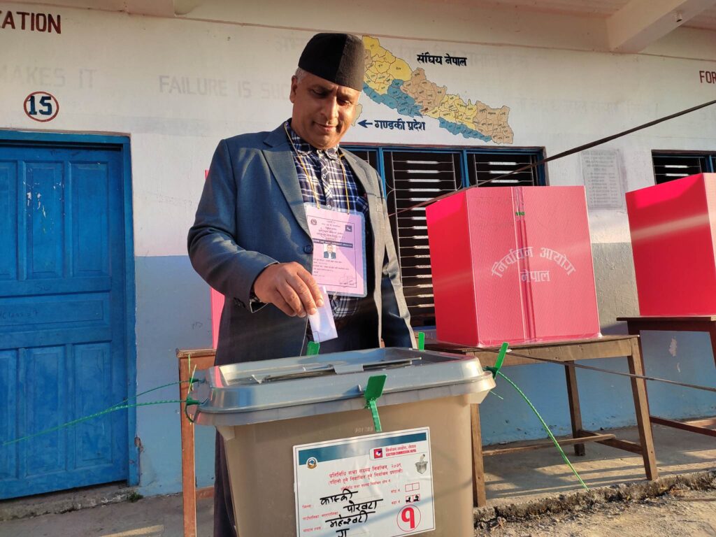 उम्मेदवार बरालले पोखरा २२ को महेश्वरी मा.वि.मा मतदान गरे