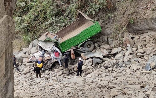 चितवनमा पुलबाट ट्रक खस्दा एक जनाकाे ज्यान गयाे