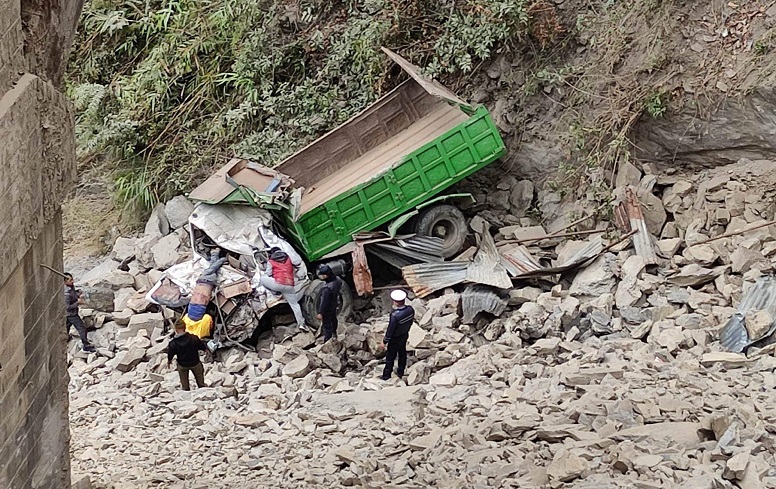 चितवनमा पुलबाट ट्रक खस्दा एक जनाकाे ज्यान गयाे