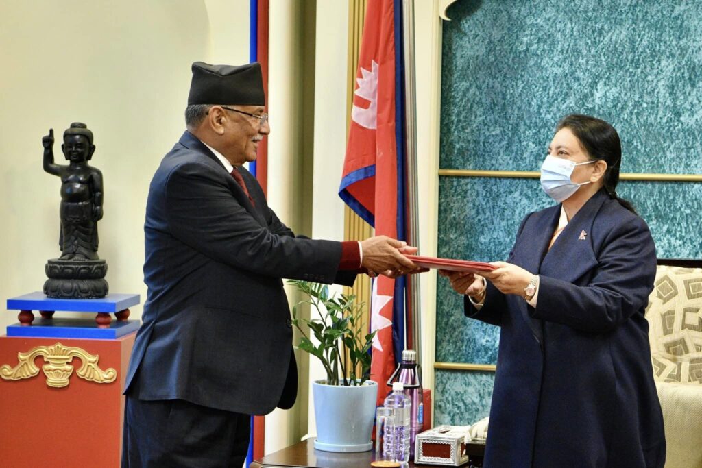 सात दलकाे समर्थनमा तेस्राे पटक प्रधानमन्त्री बन्दै प्रचण्ड