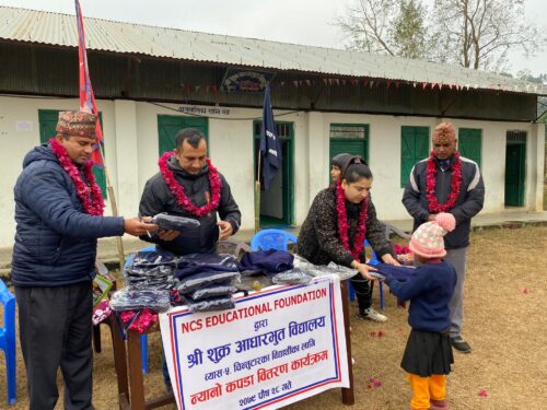 चिसो मौसममा विद्यार्थीलाई न्यानो कपडा