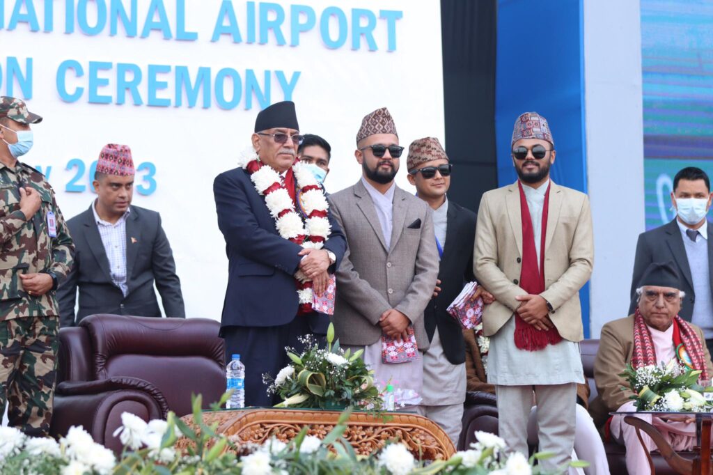प्रधानमन्त्री प्रचण्डलाई नेपाली टोपी उपहार दिइयो