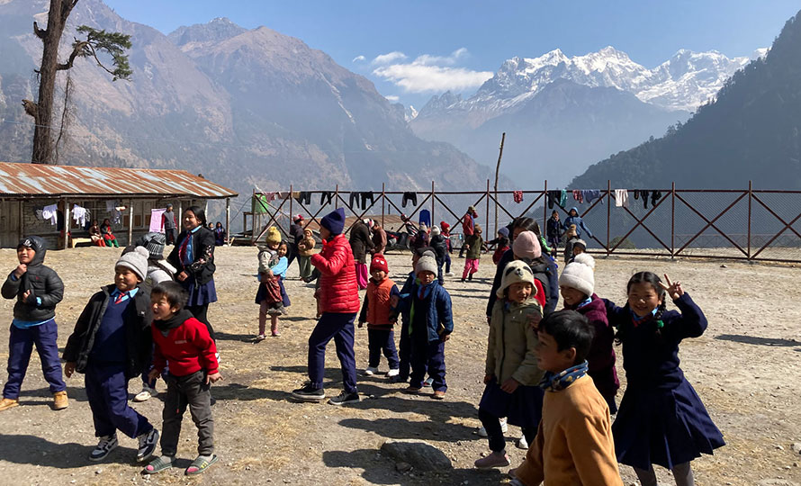 हिमपात नभएपछि मनाङमा खुल्न थाले विद्यालय