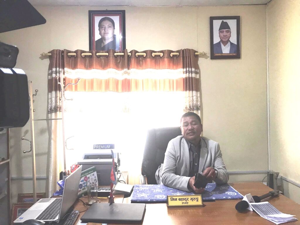 कास्कीको माछापुच्छ्रे गाउँपालिका अध्यक्षले राखेनन् प्रधानमन्त्रीको तस्वीर