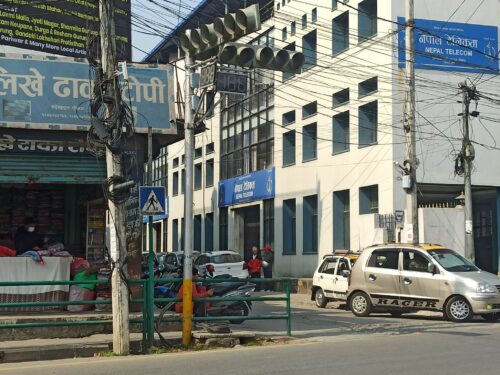 पोखराको अस्तव्यस्त ट्राफिकः लाइट छैन, हातकै इशारामा भर !