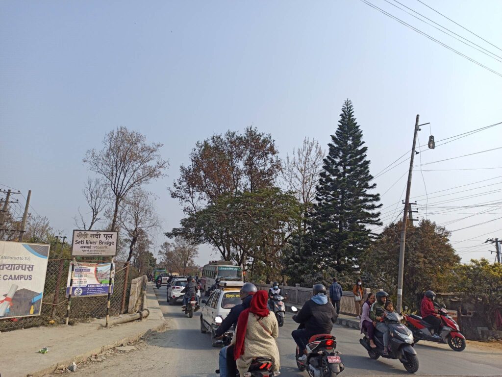 ६ लेनका बाटोमा २ लेनका जीर्ण पुल, सधैं दुर्घटनाको जोखिम !