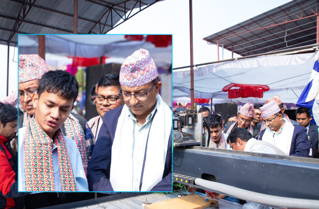 अभिनासले बनाए साइन बोर्ड बनाउने मेसिन