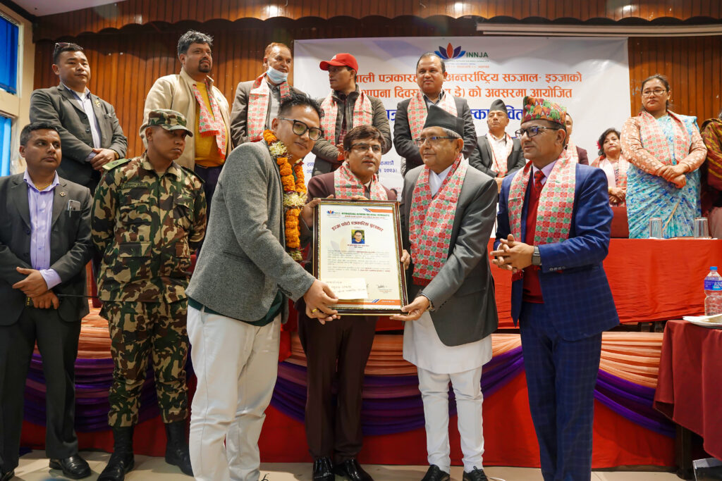 पोखराका सुरज श्रेष्ठले पाए इञ्जा फोटो पत्रकारिता पुुरस्कार
