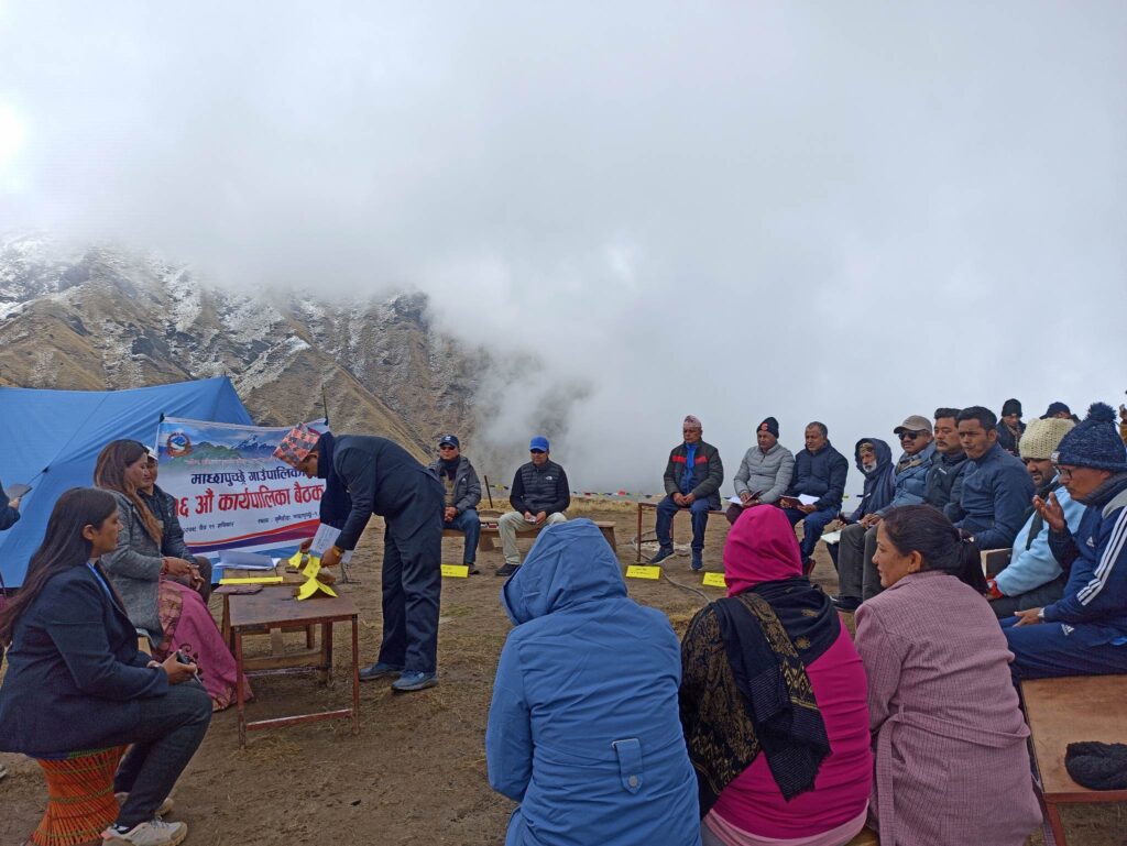 खुमैंडाँडामा माछापुच्छ्रे गाउँपालिकाको कार्यपालिका बैठक