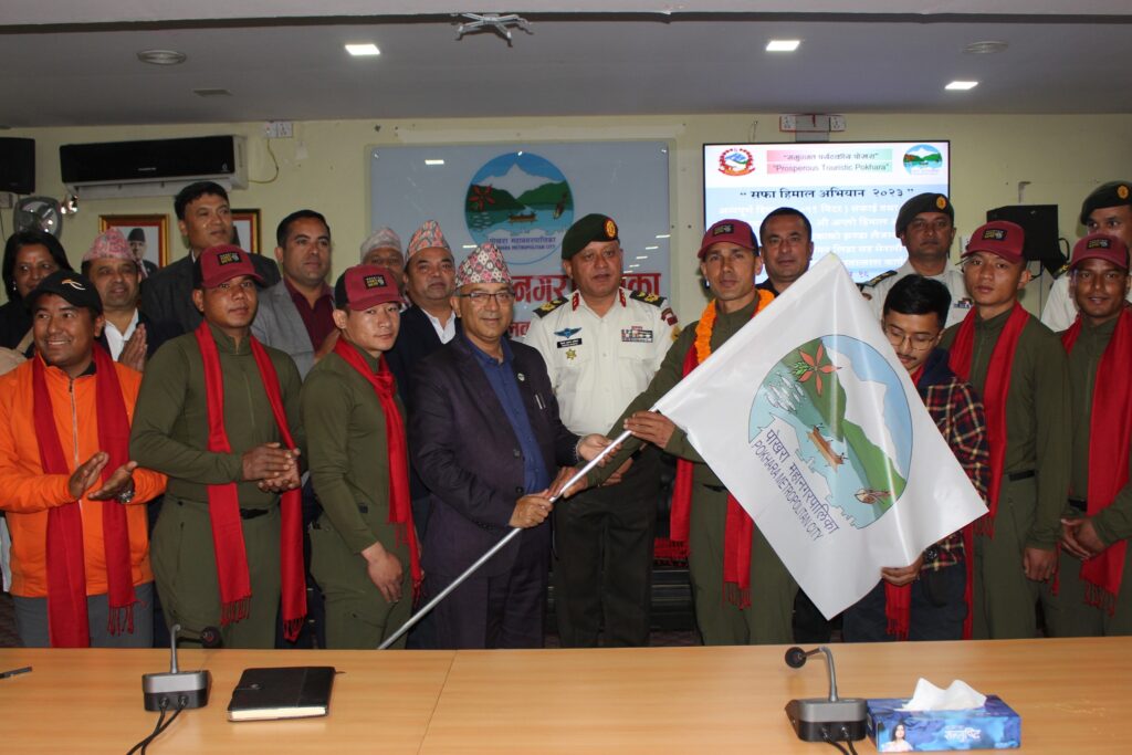 अन्नपूर्ण हिमालमा पहिलो पटक सरसफाई गरिँदै