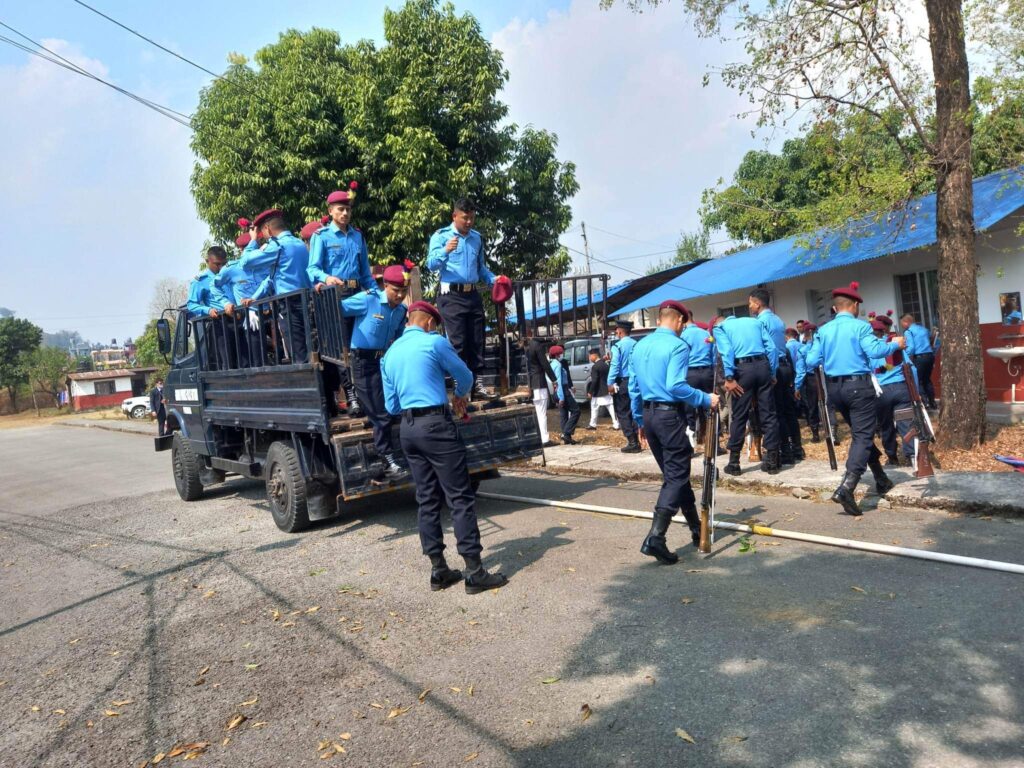 प्रहरीकाे भ्यानबाट खसेर एक जना घाइते