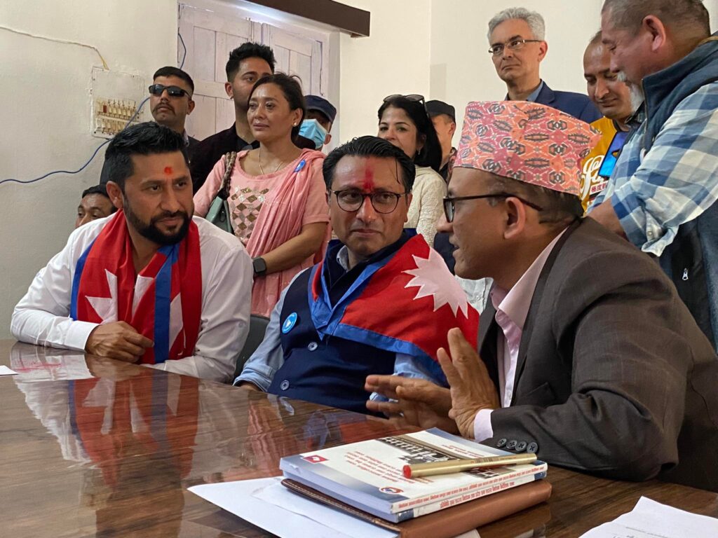 रवि लामिछाने साथमा राखेर स्वर्णिमले दर्ता गरे उम्मेदवारी