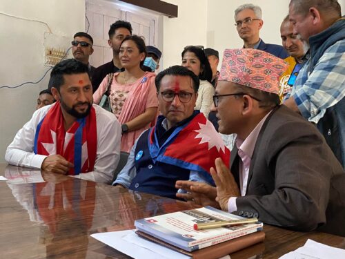 रवि लामिछाने साथमा राखेर स्वर्णिमले दर्ता गरे उम्मेदवारी