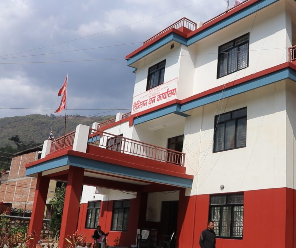 वन कार्यालय जाँदै हुनुहुन्छ ? पहिले ढोकामा जुत्ता खोल्ने अनि मात्रै छिर्ने !