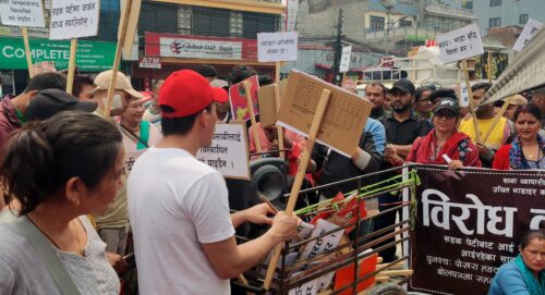 चर्को भाडाविरुद्ध हङकङ बजारका व्यवसायीकाे पोखरा महानगरमा धर्ना