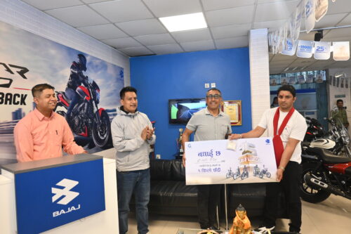 बजाज मोटरसाइकल खरिद गर्दा बद्रीलाई १ किलो चाँदी