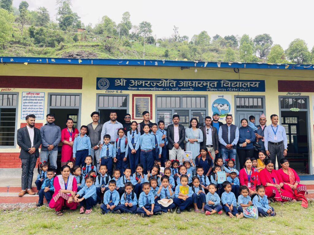 स्थापना दिवसमा अनेरास्ववियु कास्कीले बाँड्यो स्टेसनरी र फलफूल