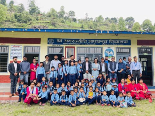 स्थापना दिवसमा अनेरास्ववियु कास्कीले बाँड्यो स्टेसनरी र फलफूल