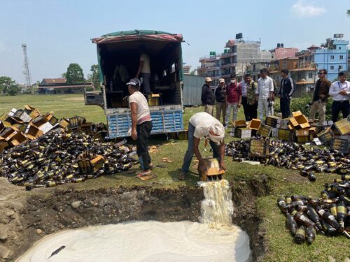 कानुन व्यवसायीहरूकै पिकनिकमा म्याद गुज्रेको बियर !